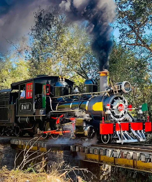 A locomotiva 41 atravessando uma ponte no trecho