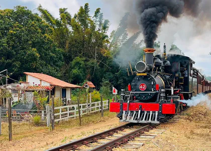 A locomotiva 42 à frente da composição