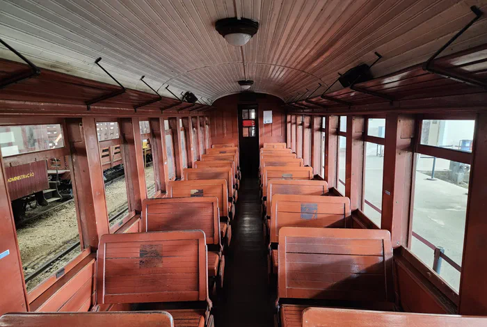 Interior e assento do carro de segunda classe